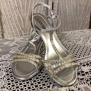 NWOT Unlisted by Kenneth Cole strappy silver sandals with gold stone details.